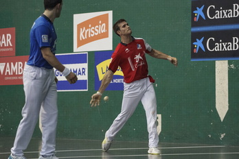 Zabaletak hautsi du partida bigarren zatian, eskuin eskuarekin asko joz.