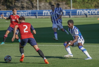 Momo Cho intenta evitar el avance de Nacho Vidal.