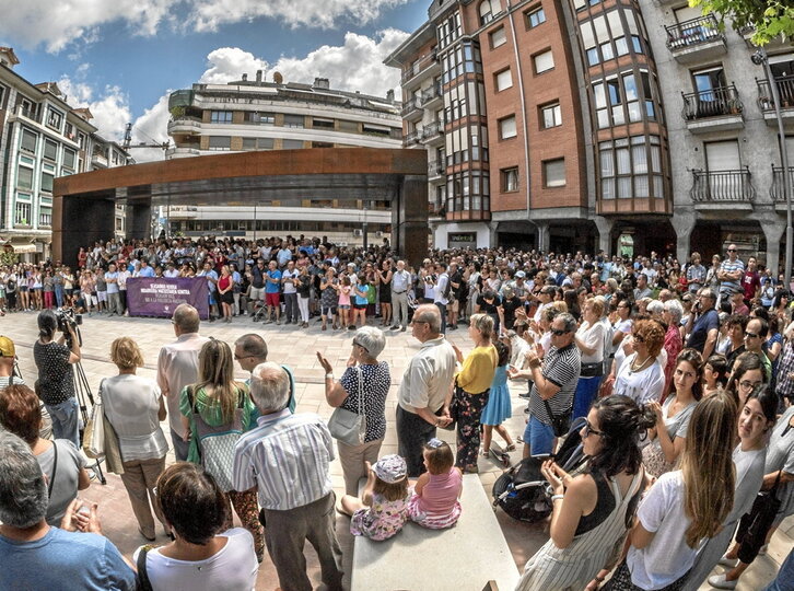 Beasainen elkarretaratze jendetsua, 2019an, herrian jazotako sexu eraso bat gaitzesteko.