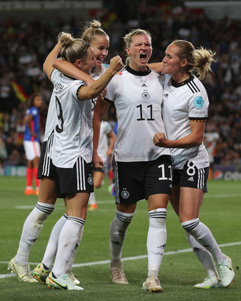 Popp celebra junto a sus compañeras el gol de la sentencia, el sexto que anota en el torneo.
