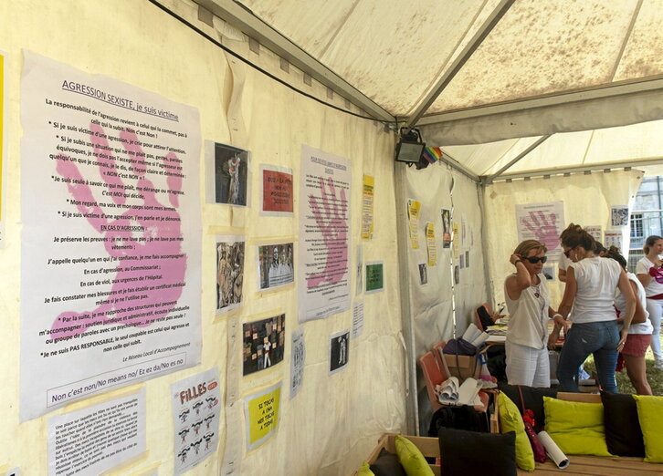 Voluntarias se turnan en el punto de acogida Maina creado con apoyo institucional.