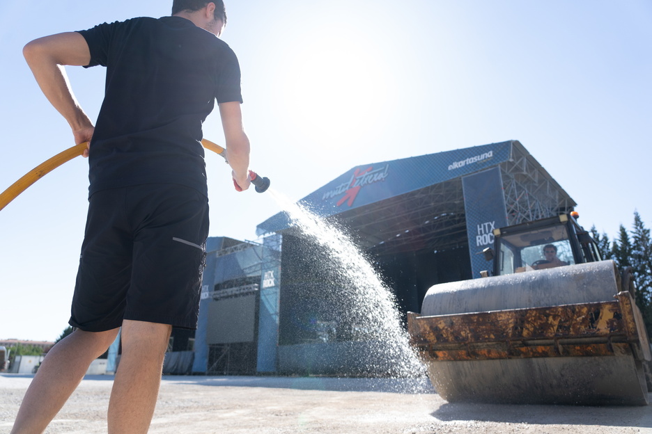 Lurra zapaltzen aritu ziren antolakuntzako kideak. Lurra zapaltzen aritu ziren antolakuntzako kideak.