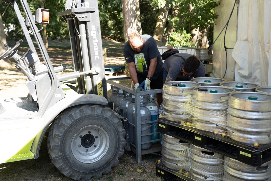 Edaria ere, eztarrira salto egiteko prest. Edaria ere, eztarrira salto egiteko prest.