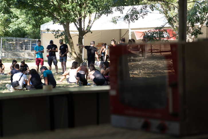 1.500 lagun inguru bildu dira auzolanean jaialdia aurrera ateratzeko.