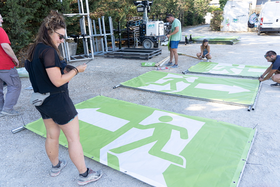 Larrialdi irteera guztiak, prest. Larrialdi irteera guztiak, prest.