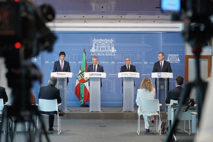 El lehendakari ha comparecido junto a los tres diputados generales, aunque solo ha hablado él.