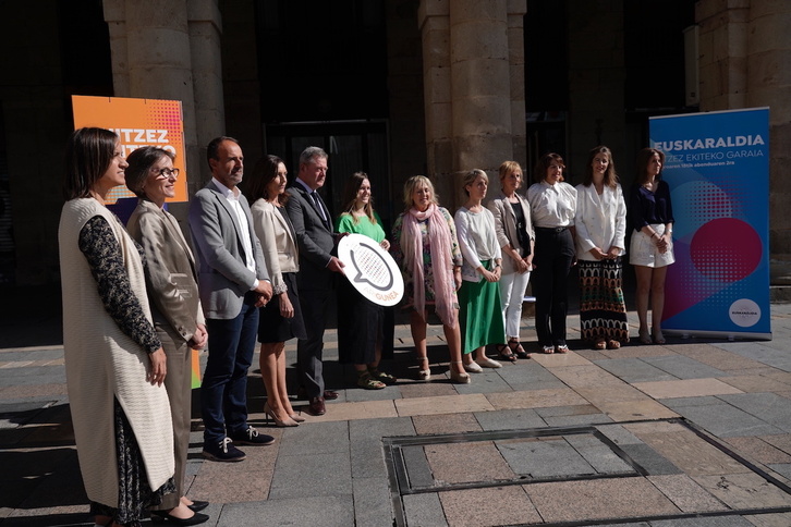 Finantza erakundeetako ordezkariak, Bingen Zupiria Lakuako Kultura eta Hizkuntza Politikako sailburua eta Goiatz Urkijo, Euskaraldiko koordinatzailea.