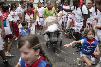 De la place Saint-André à la place Jacques-Portes, l’encierro txiki est devenu un classique de la journée des enfants des Fêtes de Bayonne.