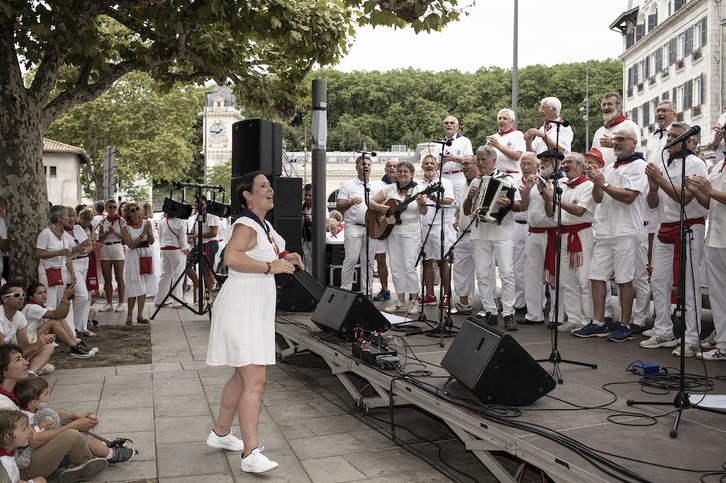 Haiz'Egoa abesbatza, Maddalen Errotabehere aginduetara, gaur arratsaldean, Baionan.