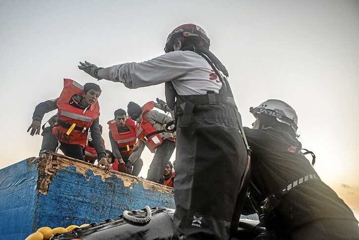 «Geo Barents» ontzikoak erreskate lanetan. 67 lagun zeuden Malta inguruan hondoratze arriskuan zegoen txalupan.