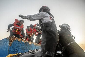 «Geo Barents» ontzikoak erreskate lanetan. 67 lagun zeuden Malta inguruan hondoratze arriskuan zegoen txalupan.