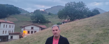 Jon Maia eta urrunean Amaiurko gazteluaren aztarnak.