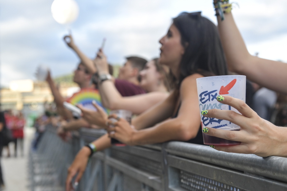 Cientos de personas han acudido a los primeros conciertos de la tarde. Cientos de personas han acudido a los primeros conciertos de la tarde.
