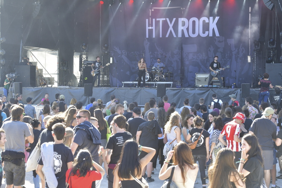 A pesar del sol, Pleura ha reunido a los primeros espectadores de la tarde en el escenario Etxera. A pesar del sol, Pleura ha reunido a los primeros espectadores de la tarde en el escenario Etxera.