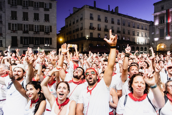 Jendetza bildu zen Sinsemilla taldeak eta hainbat DJk eskainitako kontzertuan.