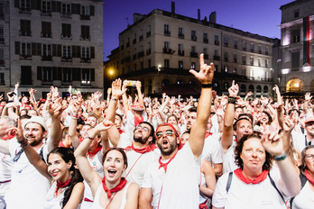 Jendetza bildu zen Sinsemilla DJk eskainitako kontzertuan.