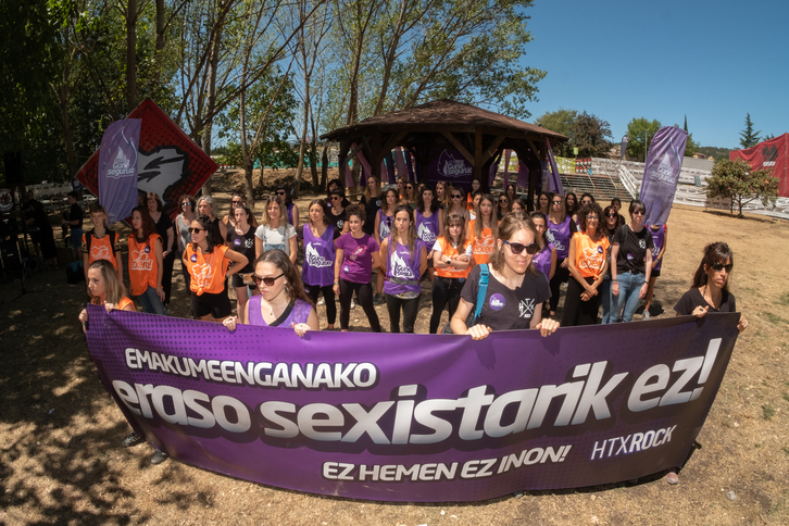 Hatortxuko emakumeek agerraldia egin dute gaur eguerdian.