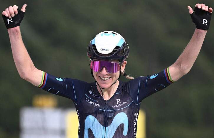Annemiek van Vleuten celebra su victoria feliz tras sentenciar el Tour.