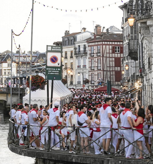 Cada calle y puente del centro de Baiona se ha llenado de gente dispuesta a festejar.