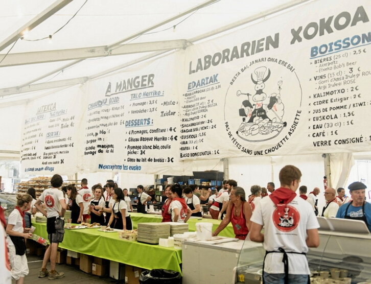 Laborarien Xokoan, bazkariak banatzen.