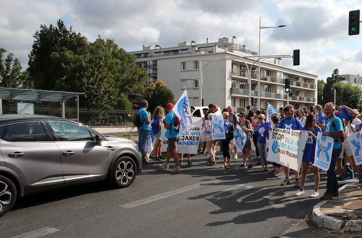 Uno de los puntos de bloqueo, en la carretera general, a la altura de Baiona.