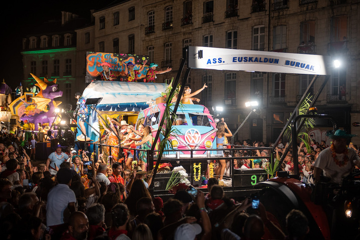 Bestetako 90. urtemugari eskainitako Corso izeneko gurdien desfileak baionarrak liluratu zituen bart.