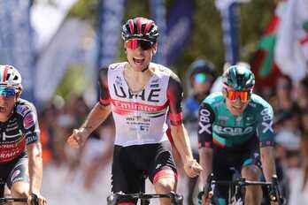 Juan Ayuso celebra su primera victoria con el maillot del UAE.