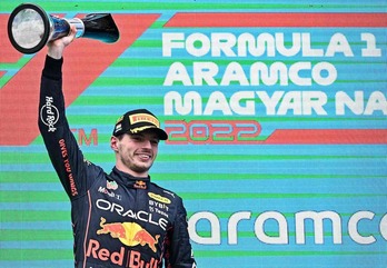 Max Verstappen (Red Bull), trofeo en mano, feliz tras su victoria en Hungría.