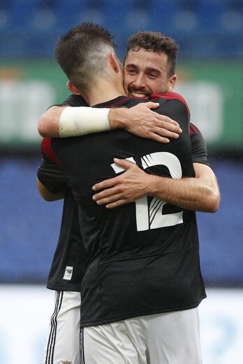 Kike Barja, autor del 1-2, es felicitado por Eraso, quien le ha dado la asistencia.