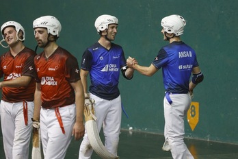 Ansa II y Azpiroz se felicitan al término de la final de Zarautz por su victoria.