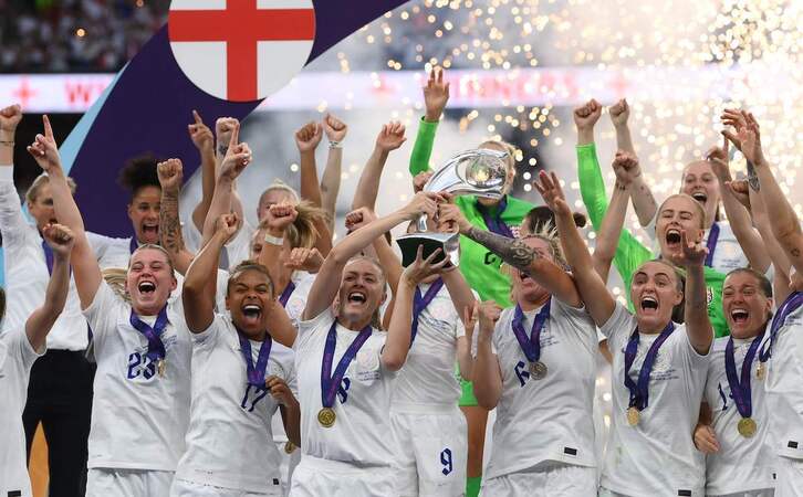 Las futbolistas inglesas celebran con el trofeo que son campeonas de Europa.