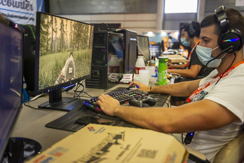 Gazte bat bideo-joko batera jolasten. 