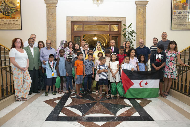 Un momento de la recepción en el Ayuntamiento de Iruñea a los niños saharauis que pasan el verano en Nafarroa.