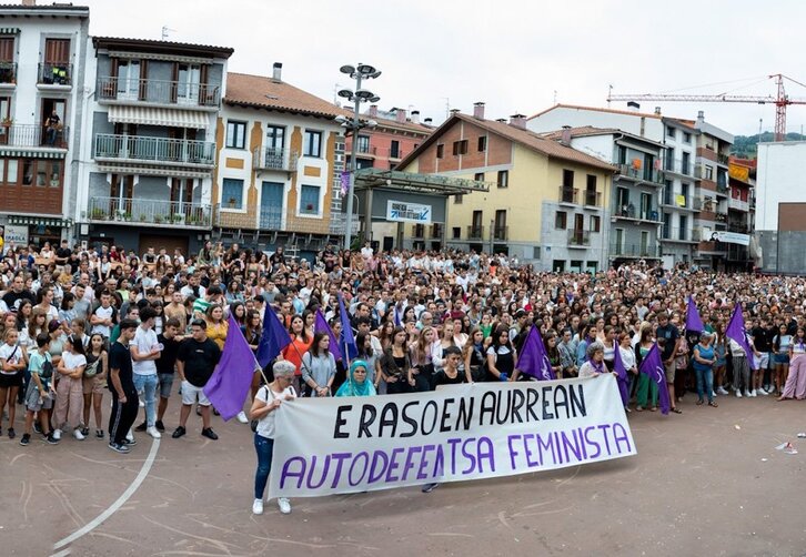 Concentración celebrada en Zizurkil para denunciar la agresión sexual y el robo sufridos por una joven de la localidad.