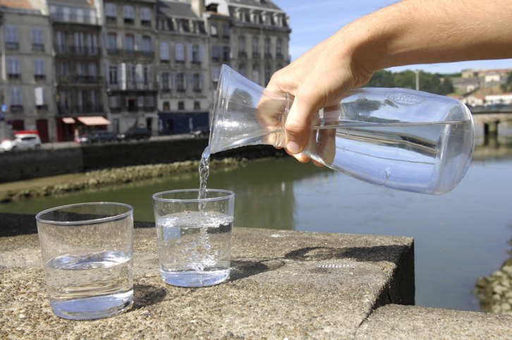 Ur edangarriaren eskasiari aurre egiteko murrizketak ezarri dituzte Ipar Euskal Herrian.