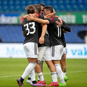 Abrazo conjunto tras lograr el 1-2 frente al Feyenoord en el tiempo de descuento.