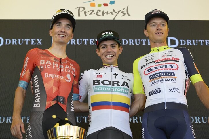 Los tres primeros clasificados de la tercera etapa del Tour de Polonia, con Pello Bilbao en la izquierda, al lado del vencedor Sergio Higuita.