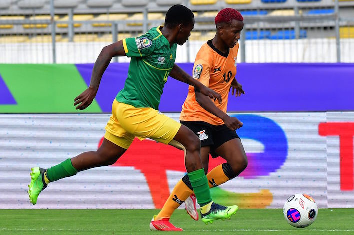 La sudafricana Noko Matloy la zambiana Grace Chanda durante la semifinal de la Copa África. AFP