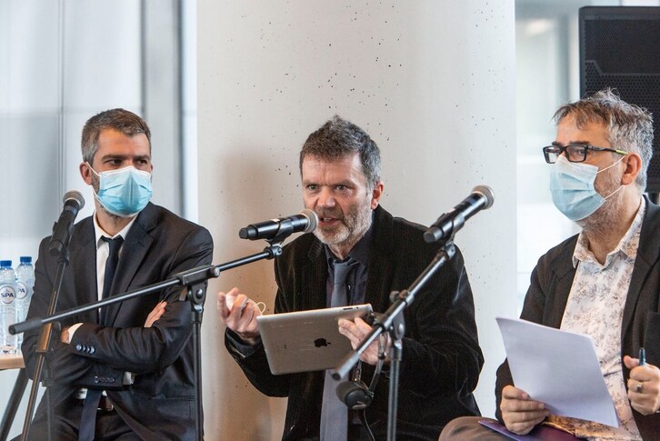 Davyth Hicks, secretario general de la Red Europea por la Igualdad Lingüítica (en el centro), durante una comparecencia en la que también participó Paul Bilbao, a la derecha.