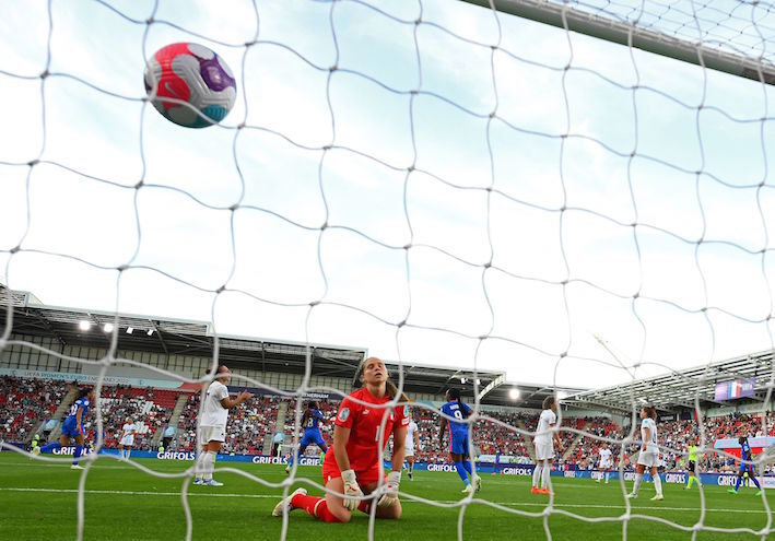 Cara y cruz del torneo. La italiana Giuliani observa desolada como entra en su portería el quinto gol de Francia. Franck Fife/AFP