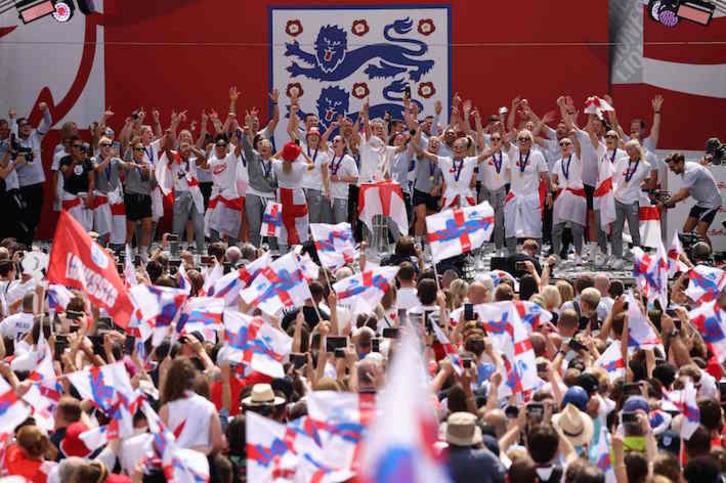 Las campeonas europeas han sido homenajeadas por miles de personas en Trafalgar Square.