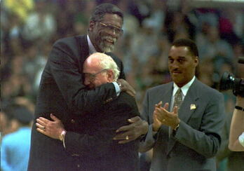 Abrazo entre Bill Russell y Red Auerbach, con Dennis Johnson de fondo. Puro «Celtic Pride».