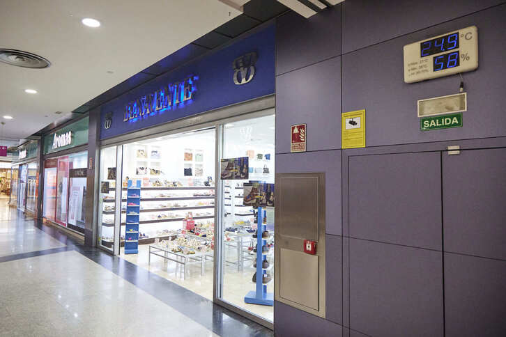 El termómetro de un centro comercial, por debajo de los 25 grados. 