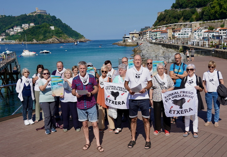 Etxeratek agerraldia egin du Donostian hondartzetako mobilizazioak aurkezteko.
