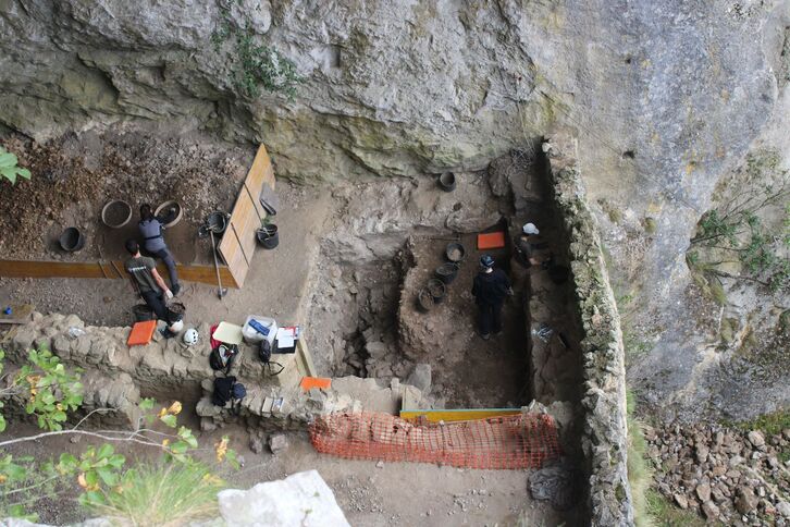 Aranzadi Zientzia Elkarteak koordinatutako lantaldea, San Adriango tuneleko aztarnategian lanean.