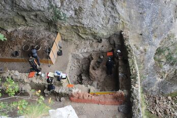 Aranzadi Zientzia Elkarteak koordinatutako lantaldea, San Adriango tuneleko aztarnategian lanean. 