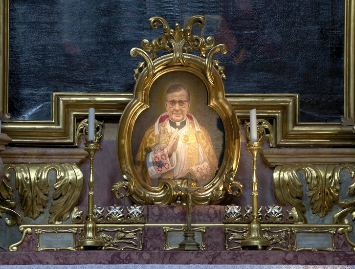 Detalle de un altar dedicado a José María Escrivá de Balaguer.