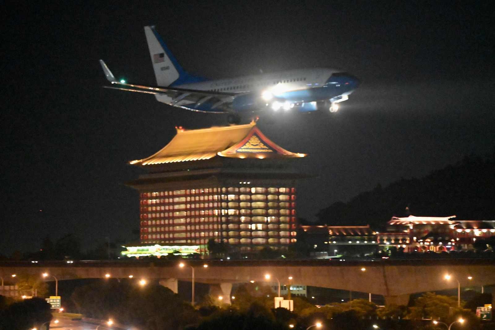 El avión de Pelosi, poco antes de aterrizar en la capital taiwanesa. (Sam YEH/AFP)