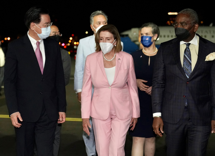 Nancy Pelosi ha sido recibida a pie de piesta por el ministro taiwanés de Exteriores, Joseph Wu, a su izquierda en la imagen. 