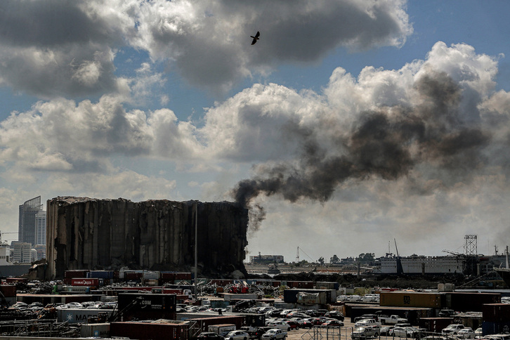 Columnas de humo en los silos del puerto de Beirut. 